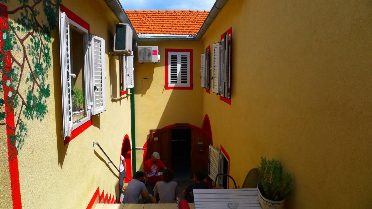 The Mellow Monkey Hostel Zara Esterno foto